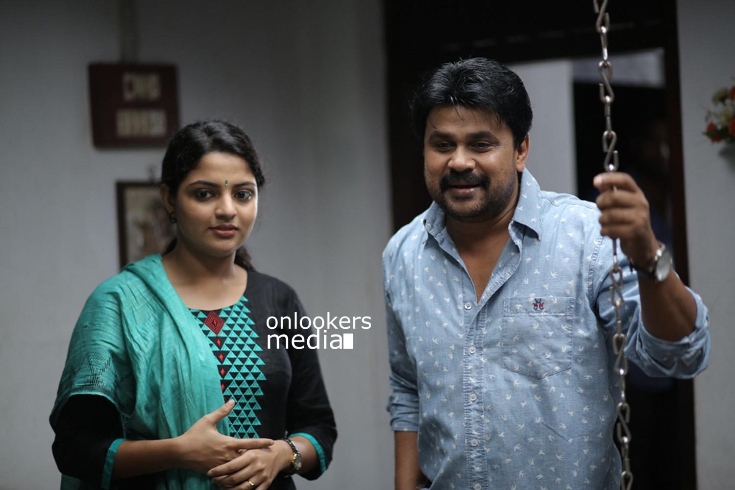 http://onlookersmedia.in/wp-content/uploads/2015/07/Dileep-and-Nikhila-Vimal-in-Love-24X7-Stills-Images-Photos-121.jpg