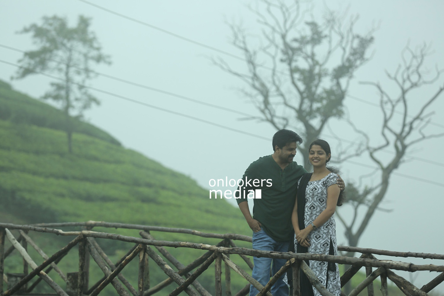 https://onlookersmedia.in/wp-content/uploads/2015/07/Dileep-and-Nikhila-Vimal-in-Love-24X7-Stills-Images-Photos-13.jpg