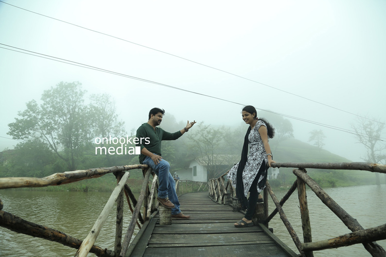 https://onlookersmedia.in/wp-content/uploads/2015/07/Dileep-and-Nikhila-Vimal-in-Love-24X7-Stills-Images-Photos-14.jpg