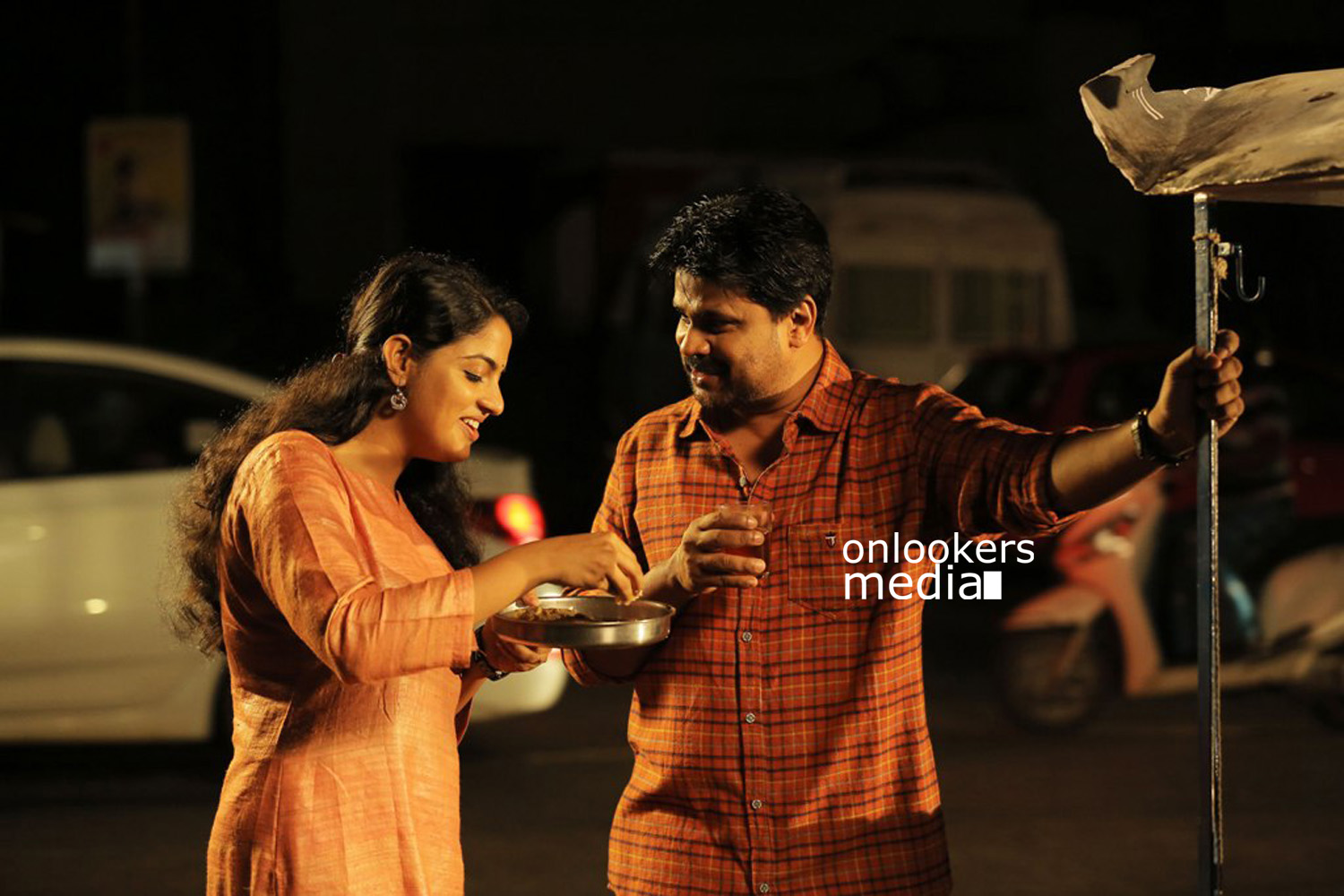 http://onlookersmedia.in/wp-content/uploads/2015/07/Dileep-and-Nikhila-Vimal-in-Love-24X7-Stills-Images-Photos-15.jpg