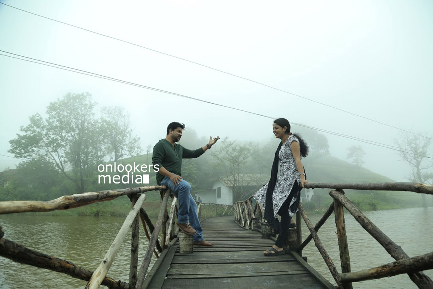 https://onlookersmedia.in/wp-content/uploads/2015/07/Dileep-and-Nikhila-Vimal-in-Love-24X7-Stills-Images-Photos-6.jpg
