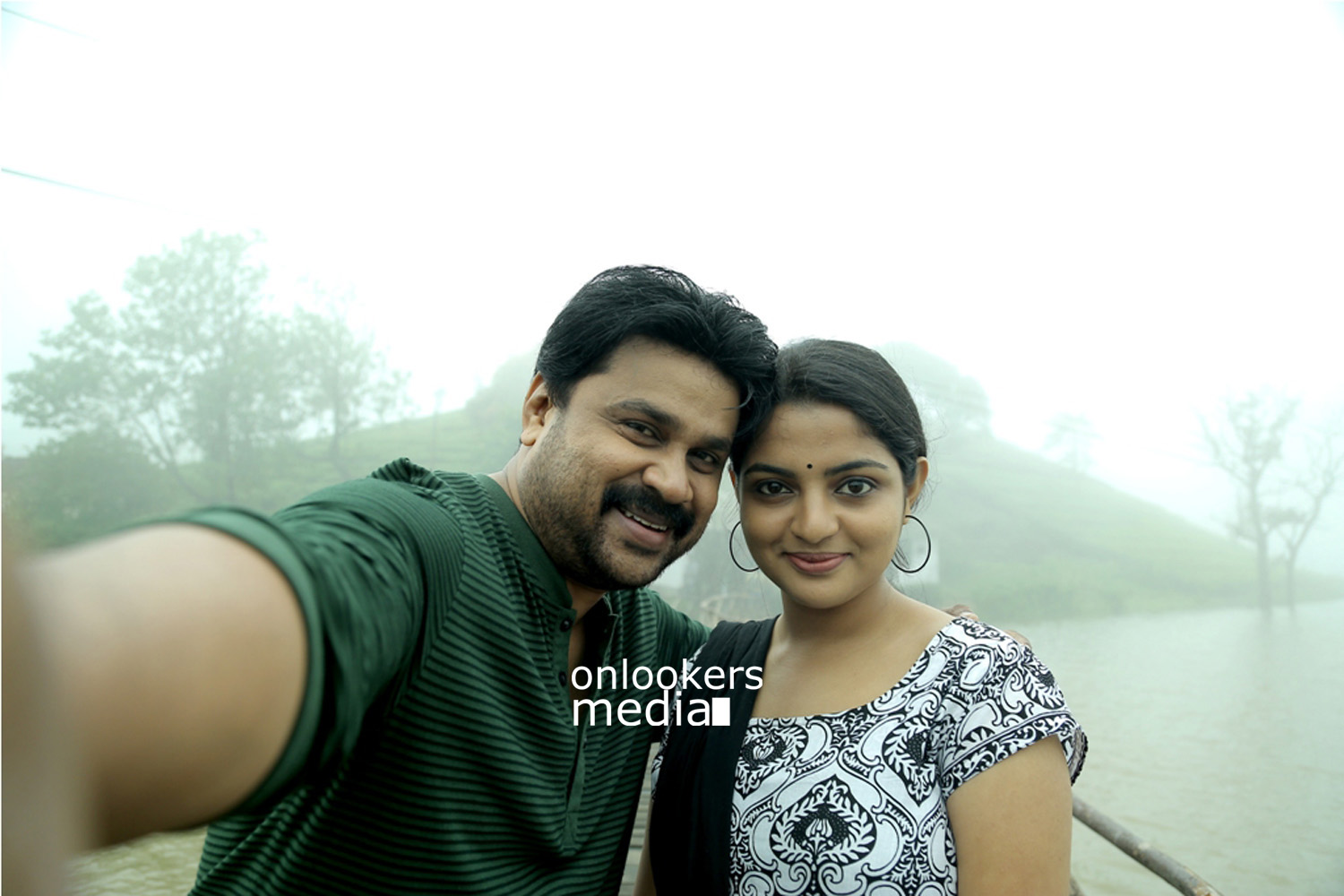 http://onlookersmedia.in/wp-content/uploads/2015/07/Dileep-and-Nikhila-Vimal-in-Love-24X7-Stills-Images-Photos-71.jpg