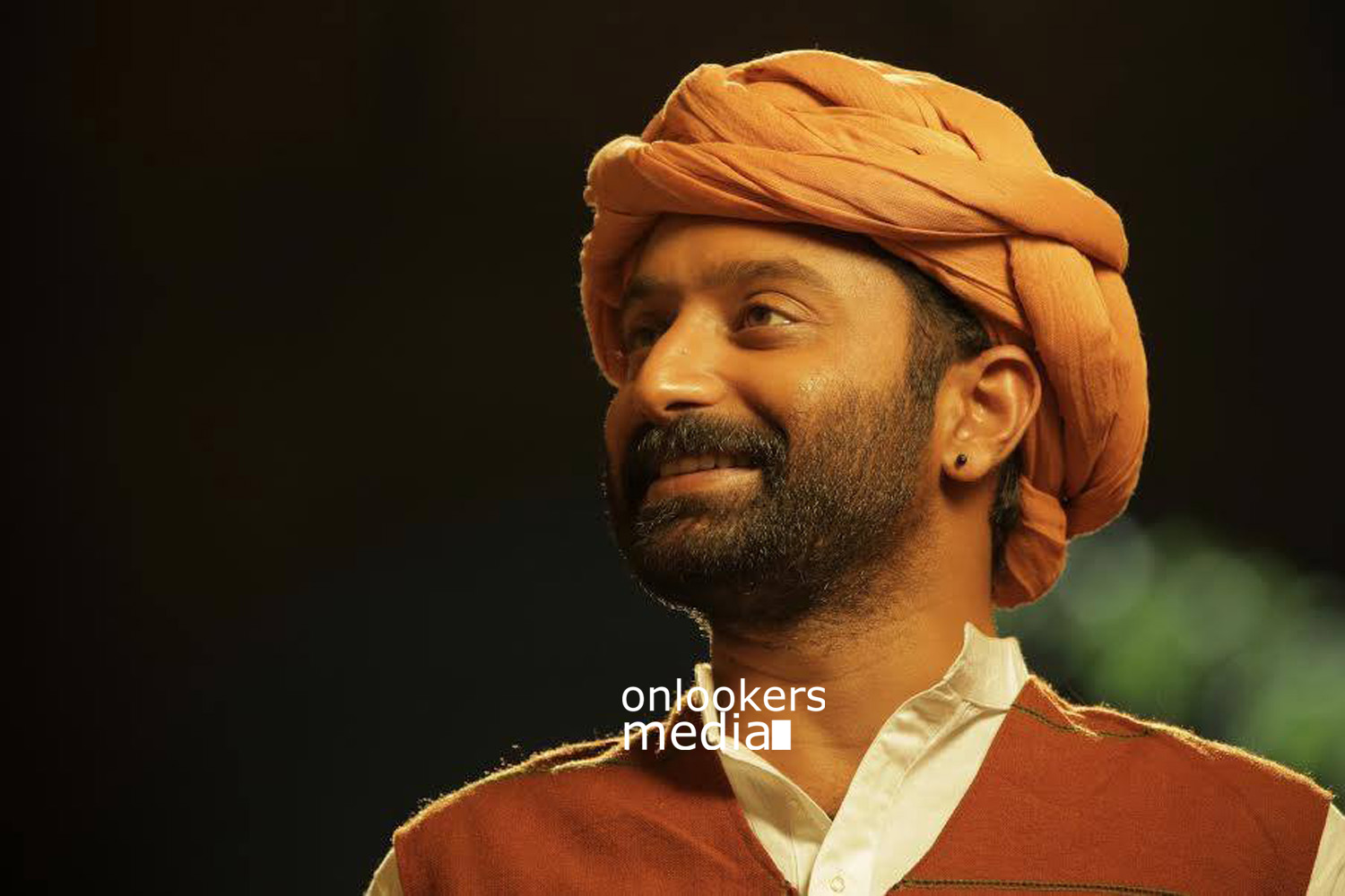 https://onlookersmedia.in/wp-content/uploads/2015/07/Fahad-Fazil-in-Ayal-Njanalla-Stills-Photos-3.jpg