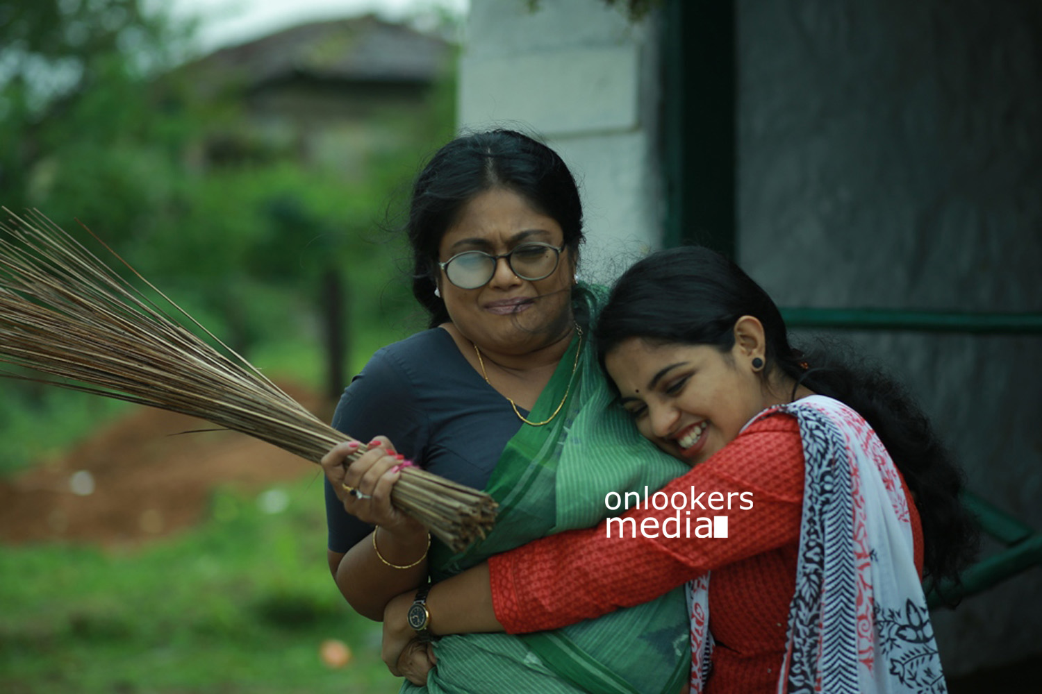 https://onlookersmedia.in/wp-content/uploads/2015/07/Manju-Pillai-and-Nikhila-Vimal-in-Love-24X7-Stills-Images-Photos.jpg