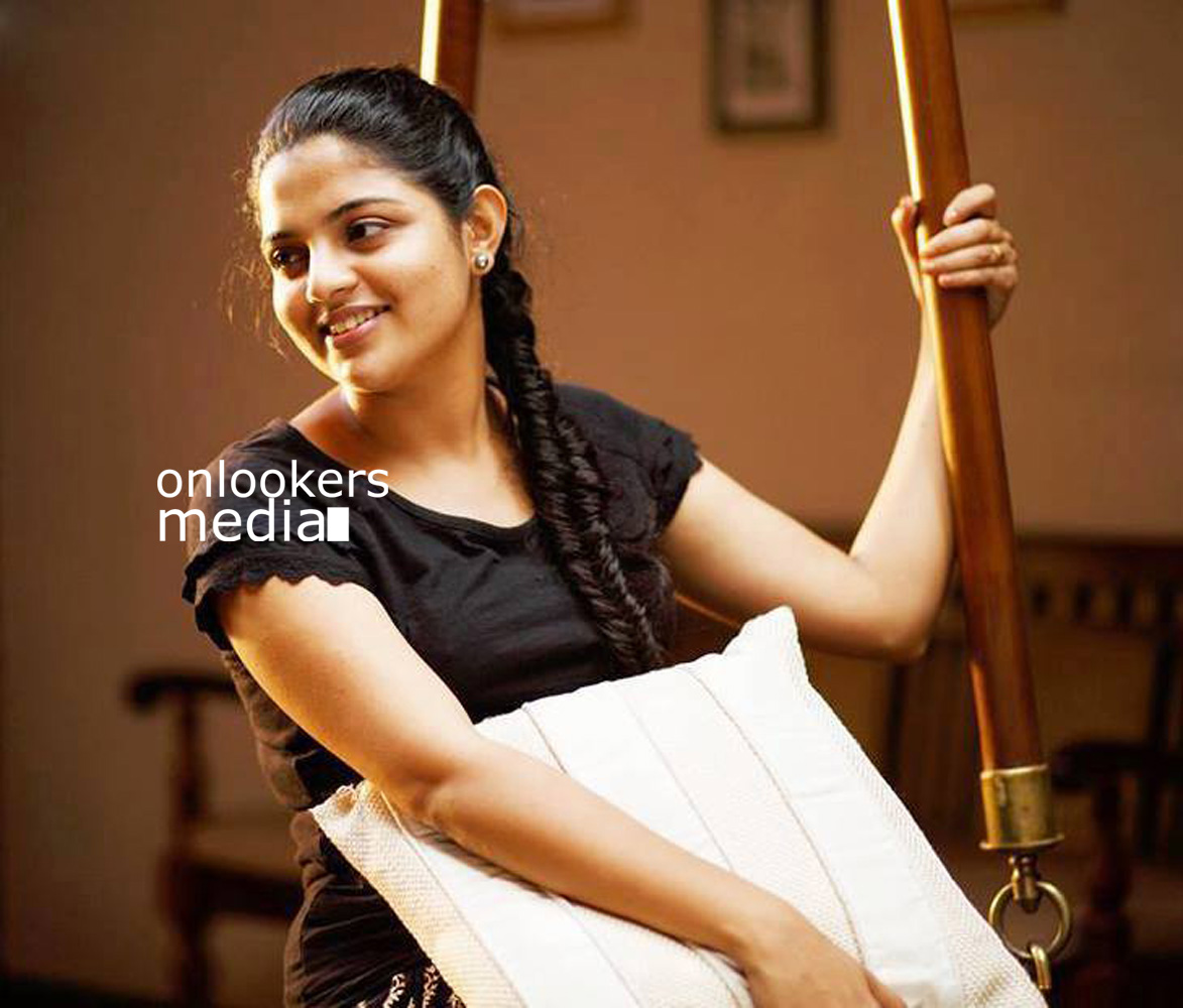 http://onlookersmedia.in/wp-content/uploads/2015/07/Nikhila-Vimal-Stills-Love-24X7-Actress-Stills-Images-Photos-1.jpg