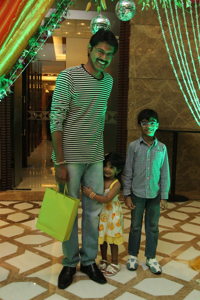 https://onlookersmedia.in/wp-content/uploads/2015/07/Vendhar-Movies-Dheeraj-Madhan-Birthday-Celebration-Stills-15.jpg