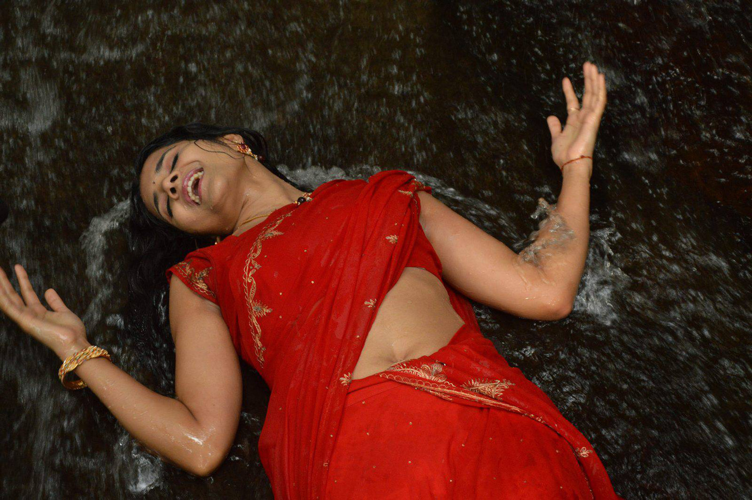 https://onlookersmedia.in/wp-content/uploads/2015/08/Actress-Gallery-7-Tamil-Telugu-Kannada-Actress-5.jpg