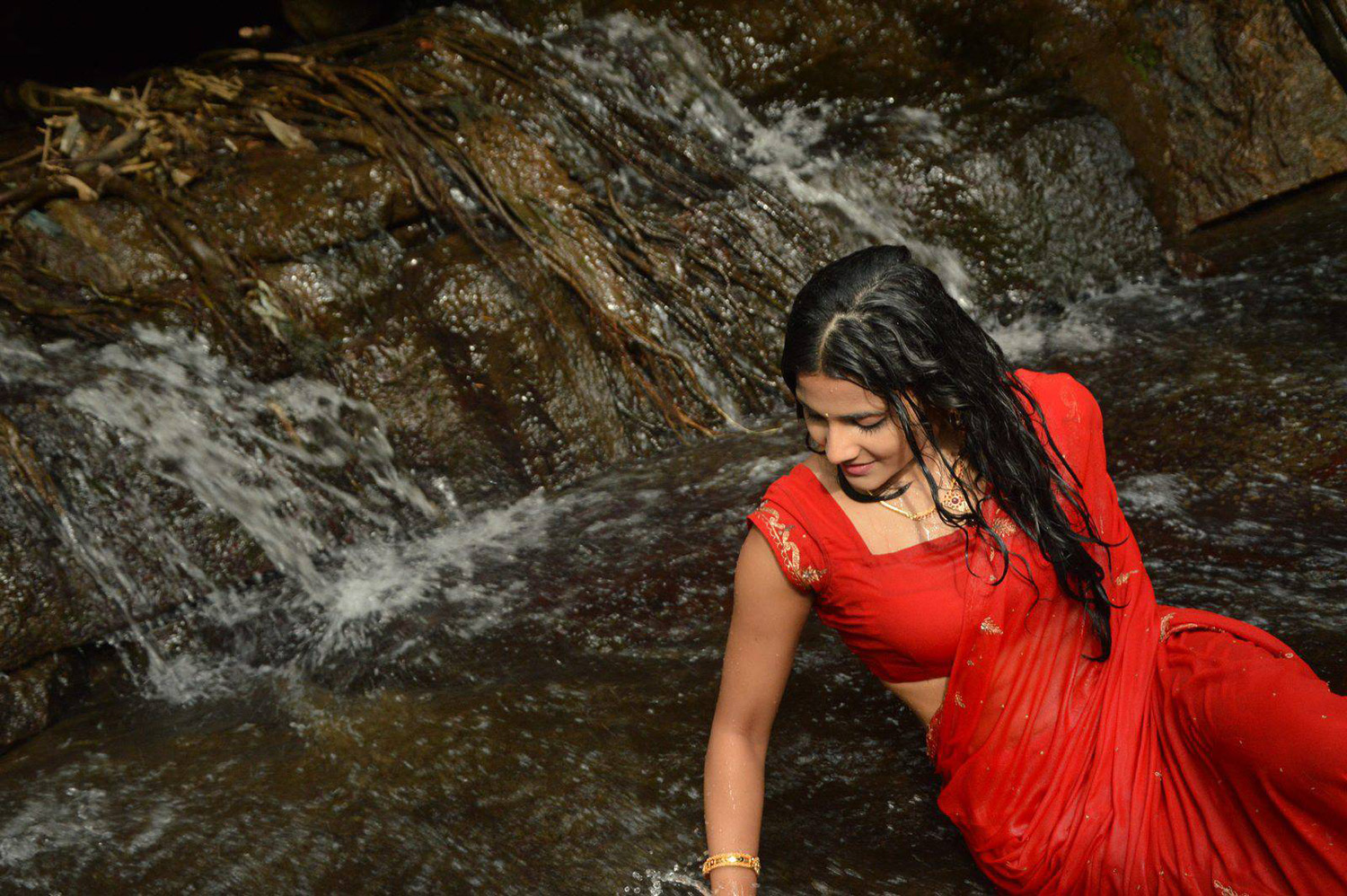 https://onlookersmedia.in/wp-content/uploads/2015/08/Actress-Gallery-7-Tamil-Telugu-Kannada-Actress-74.jpg