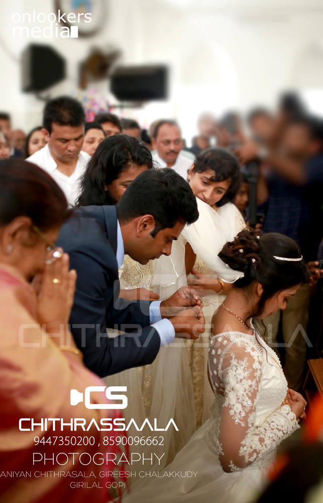 https://onlookersmedia.in/wp-content/uploads/2015/08/Alphonse-Puthren-Wedding-Stills-Photos-Aleena-Mary-Antony-1.jpg