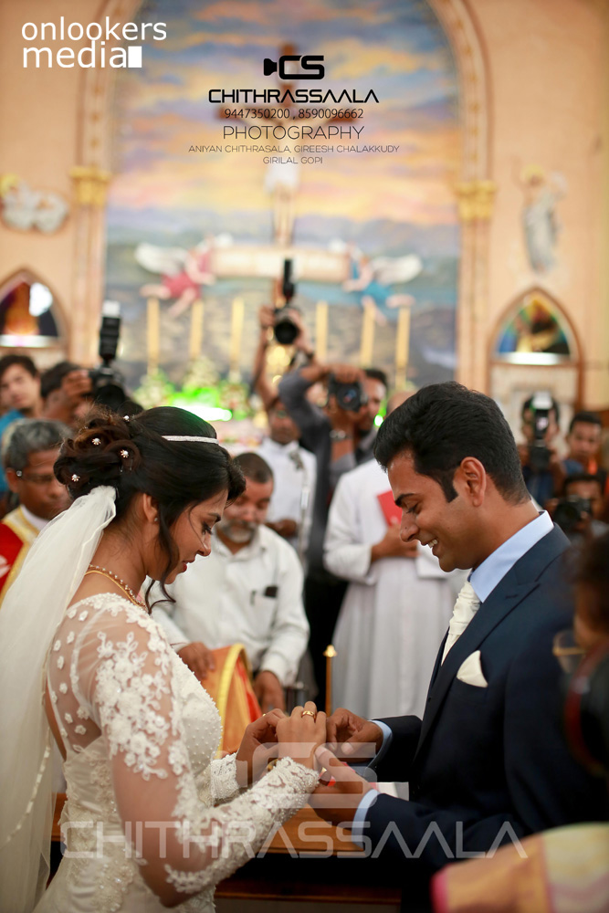 https://onlookersmedia.in/wp-content/uploads/2015/08/Alphonse-Puthren-Wedding-Stills-Photos-Aleena-Mary-Antony-11.jpg