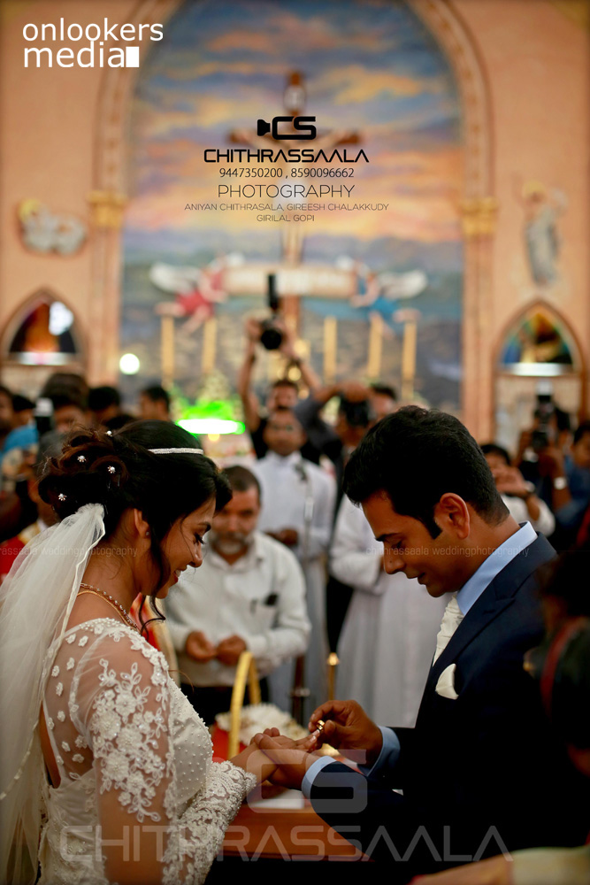 https://onlookersmedia.in/wp-content/uploads/2015/08/Alphonse-Puthren-Wedding-Stills-Photos-Aleena-Mary-Antony-12.jpg
