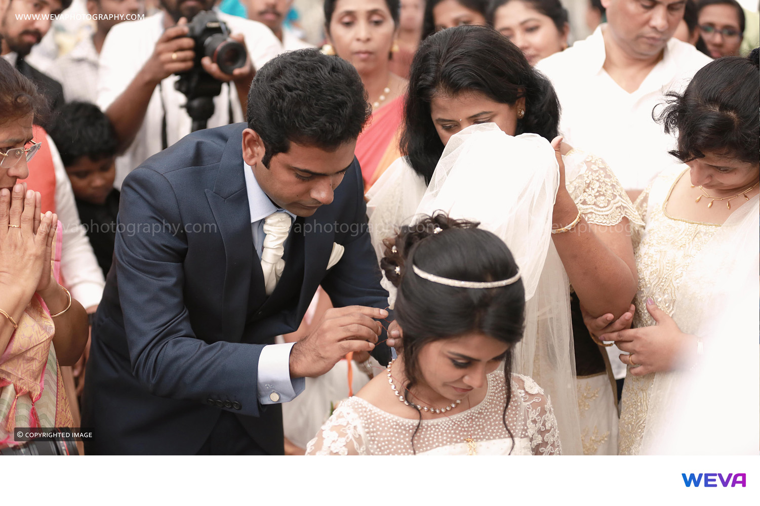 https://onlookersmedia.in/wp-content/uploads/2015/08/Alphonse-Puthren-Wedding-Stills-Photos-Aleena-Mary-Antony-2.jpg