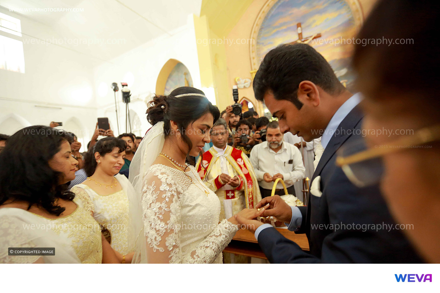 https://onlookersmedia.in/wp-content/uploads/2015/08/Alphonse-Puthren-Wedding-Stills-Photos-Aleena-Mary-Antony-5.jpg