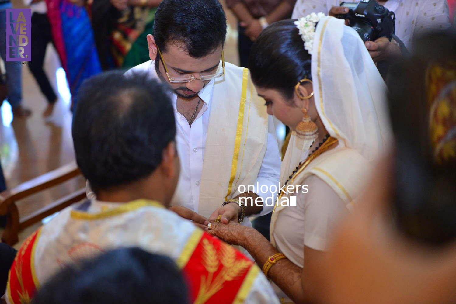 https://onlookersmedia.in/wp-content/uploads/2015/08/Muktha-Wedding-Stills-Photos-49.jpg