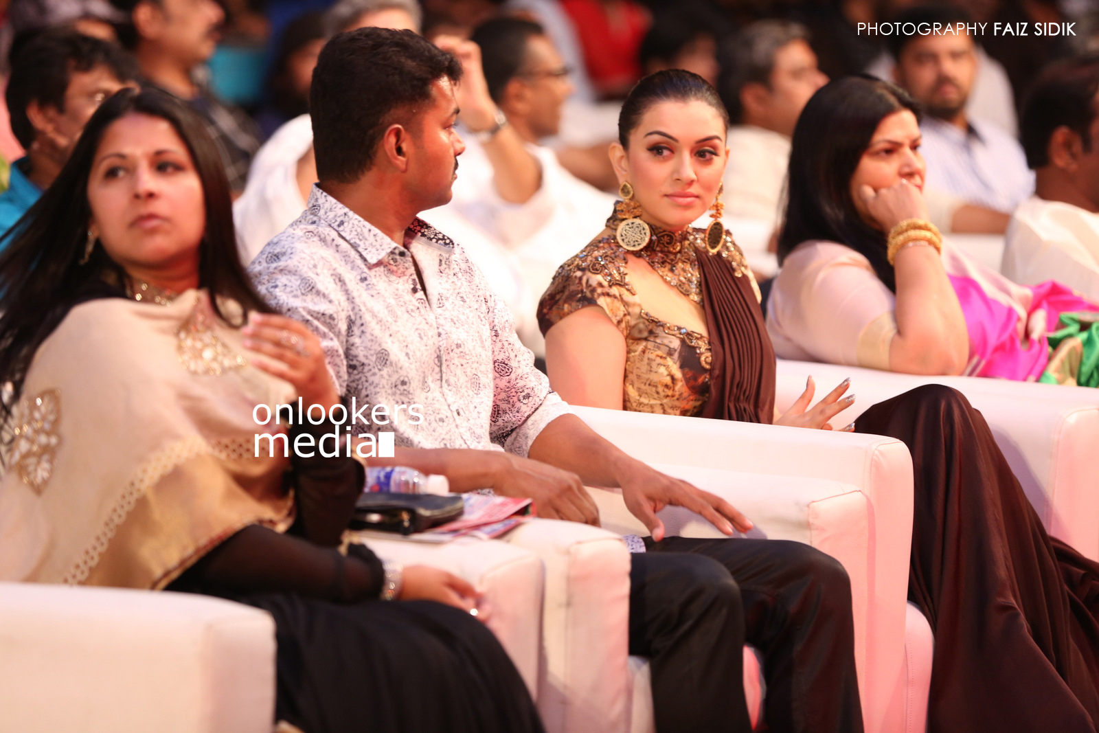 Vijay’s wife Sangeeta at Puli audio launch-Stills-Photos (15)