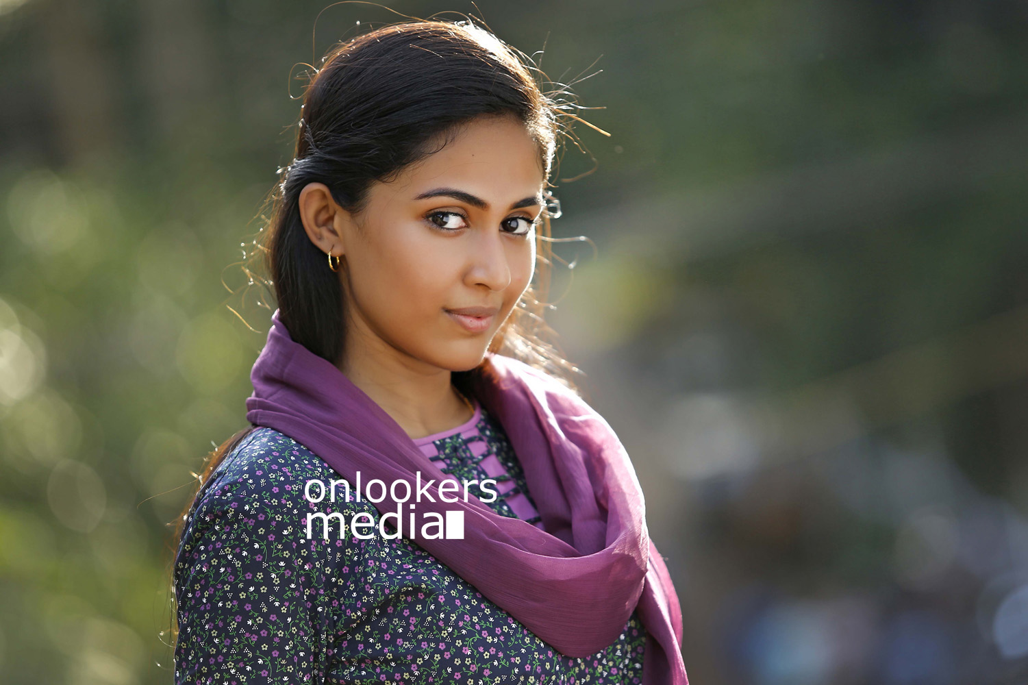 http://onlookersmedia.in/wp-content/uploads/2015/09/Aparna-Vinod-in-Kohinoor-Malayalam-Movie-Stills-Photos-1.jpg