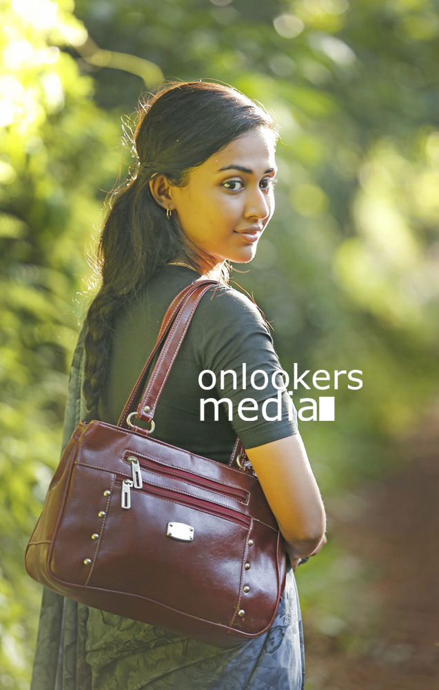 http://onlookersmedia.in/wp-content/uploads/2015/09/Aparna-Vinod-in-Kohinoor-Malayalam-Movie-Stills-Photos-3.jpg