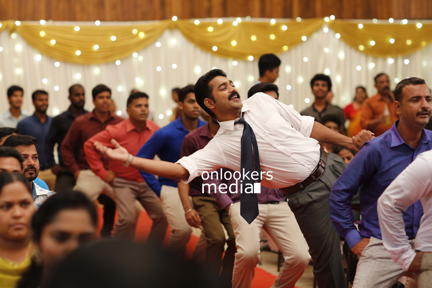 http://onlookersmedia.in/wp-content/uploads/2015/09/Asif-Ali-in-Kohinoor-Malayalam-Movie-Stills-Photos.jpg