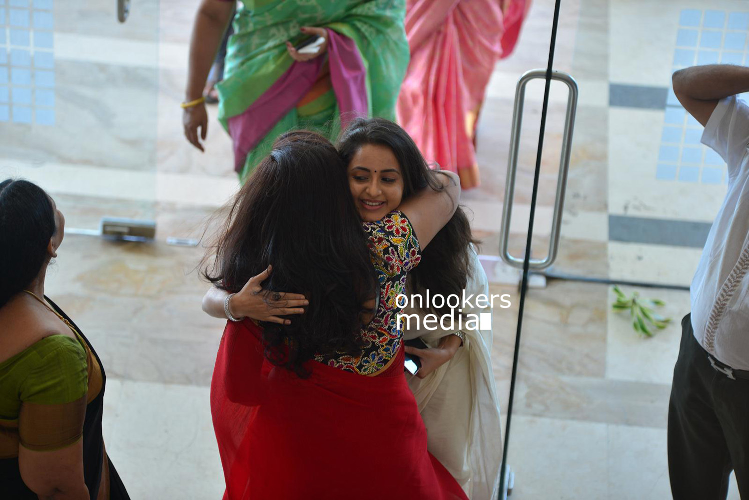 https://onlookersmedia.in/wp-content/uploads/2015/09/Bhama-at-Muktha-Wedding-Reception-Stills-Photos-2.jpg
