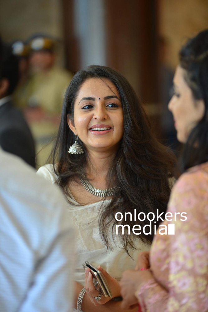 https://onlookersmedia.in/wp-content/uploads/2015/09/Bhama-at-Muktha-Wedding-Reception-Stills-Photos-6.jpg