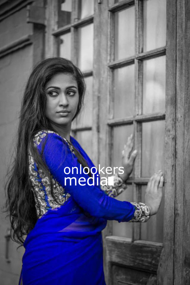 https://onlookersmedia.in/wp-content/uploads/2015/09/Kohinoor-Malayalam-Movie-Actress-Aparna-Vinod-Stills-Photos-5.jpg