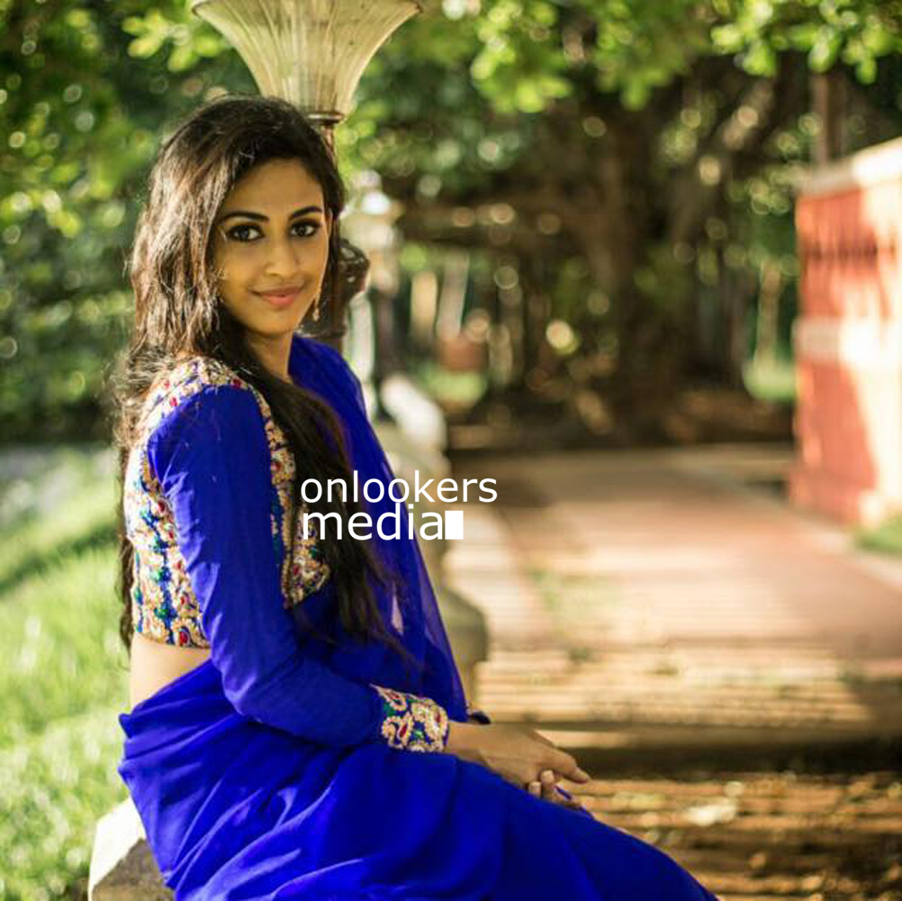 https://onlookersmedia.in/wp-content/uploads/2015/09/Kohinoor-Malayalam-Movie-Actress-Aparna-Vinod-Stills-Photos-8.jpg
