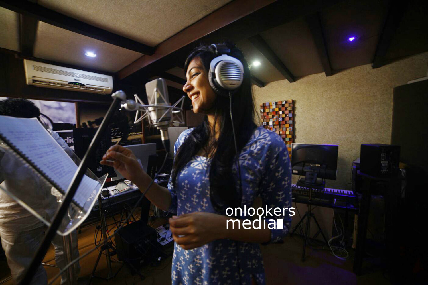 https://onlookersmedia.in/wp-content/uploads/2015/09/Madonna-Sebastian-singing-for-Thottavadi-movie-Stills-Photos-2.jpg