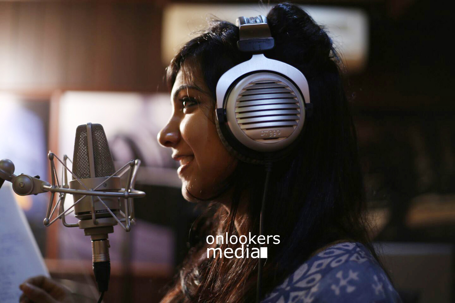 https://onlookersmedia.in/wp-content/uploads/2015/09/Madonna-Sebastian-singing-for-Thottavadi-movie-Stills-Photos-9.jpg