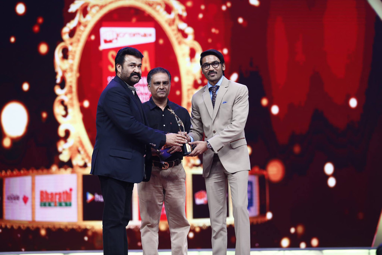 https://onlookersmedia.in/wp-content/uploads/2015/09/Mohanlal-at-SIIMA-awards-2015-stills-photos-2.jpg