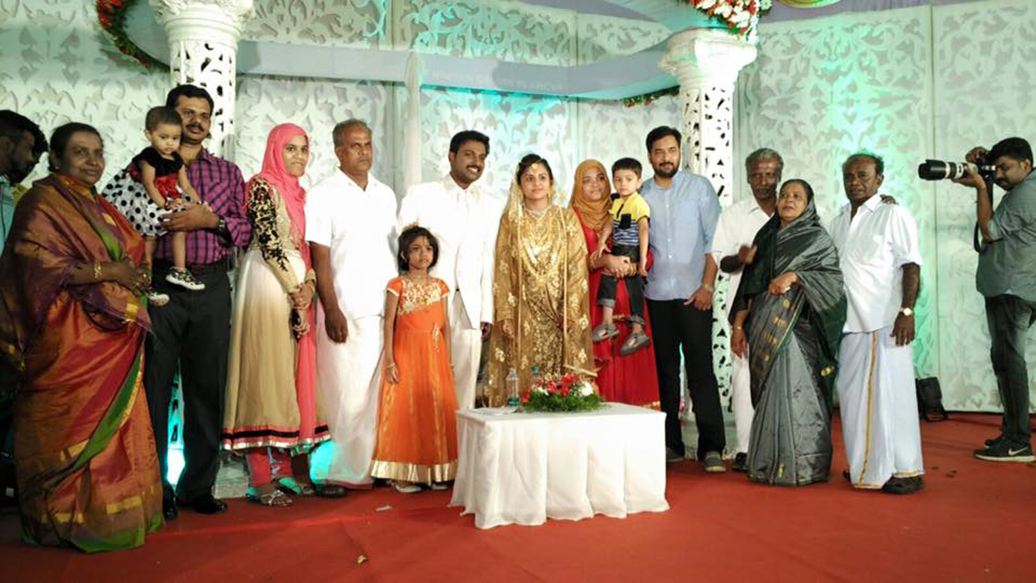 https://onlookersmedia.in/wp-content/uploads/2015/09/Najim-Arshad-Wedding-Stills-Photos-6.jpg