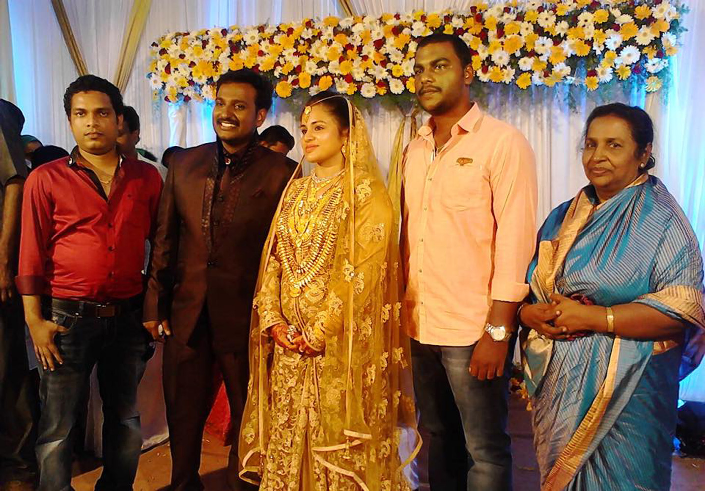https://onlookersmedia.in/wp-content/uploads/2015/09/Najim-Arshad-Wedding-Stills-Photos-Engagement-10.jpg