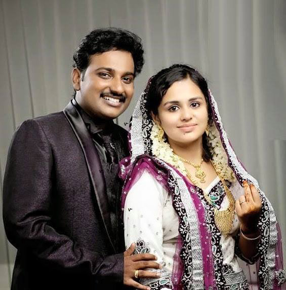 https://onlookersmedia.in/wp-content/uploads/2015/09/Najim-Arshad-Wedding-Stills-Photos-Engagement-9.jpg
