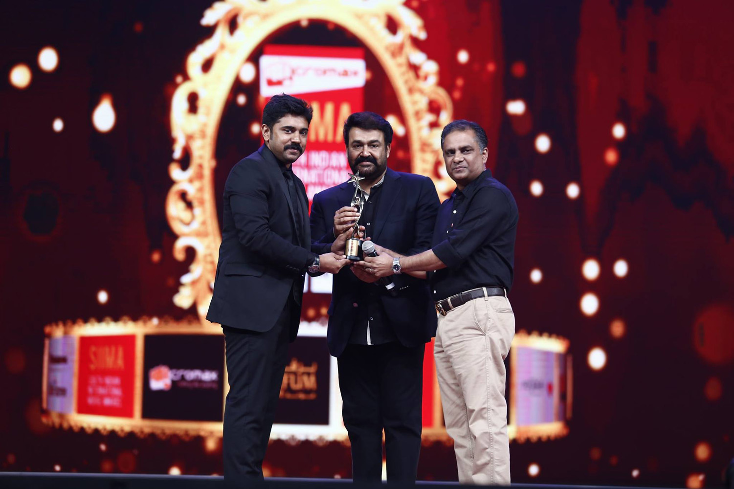 https://onlookersmedia.in/wp-content/uploads/2015/09/SIIMA-awards-2015-stills-photos-123.jpg