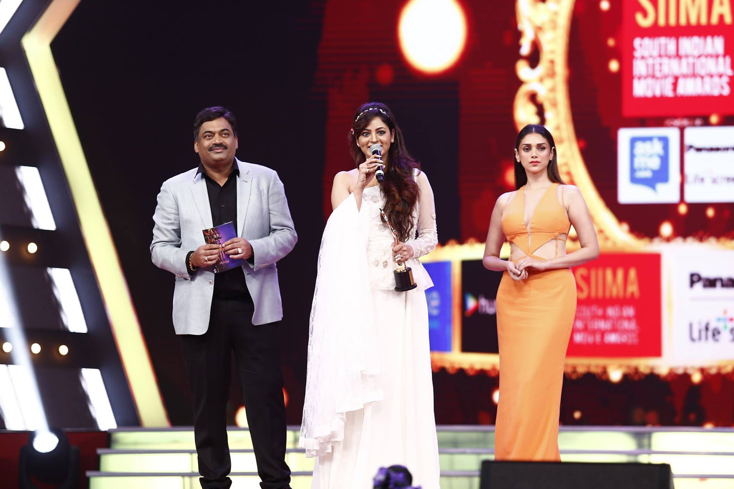 https://onlookersmedia.in/wp-content/uploads/2015/09/SIIMA-awards-2015-stills-photos-125.jpg