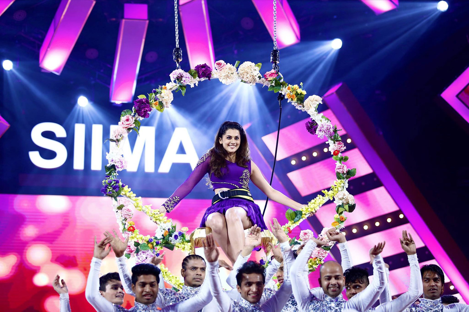 https://onlookersmedia.in/wp-content/uploads/2015/09/SIIMA-awards-2015-stills-photos-128.jpg