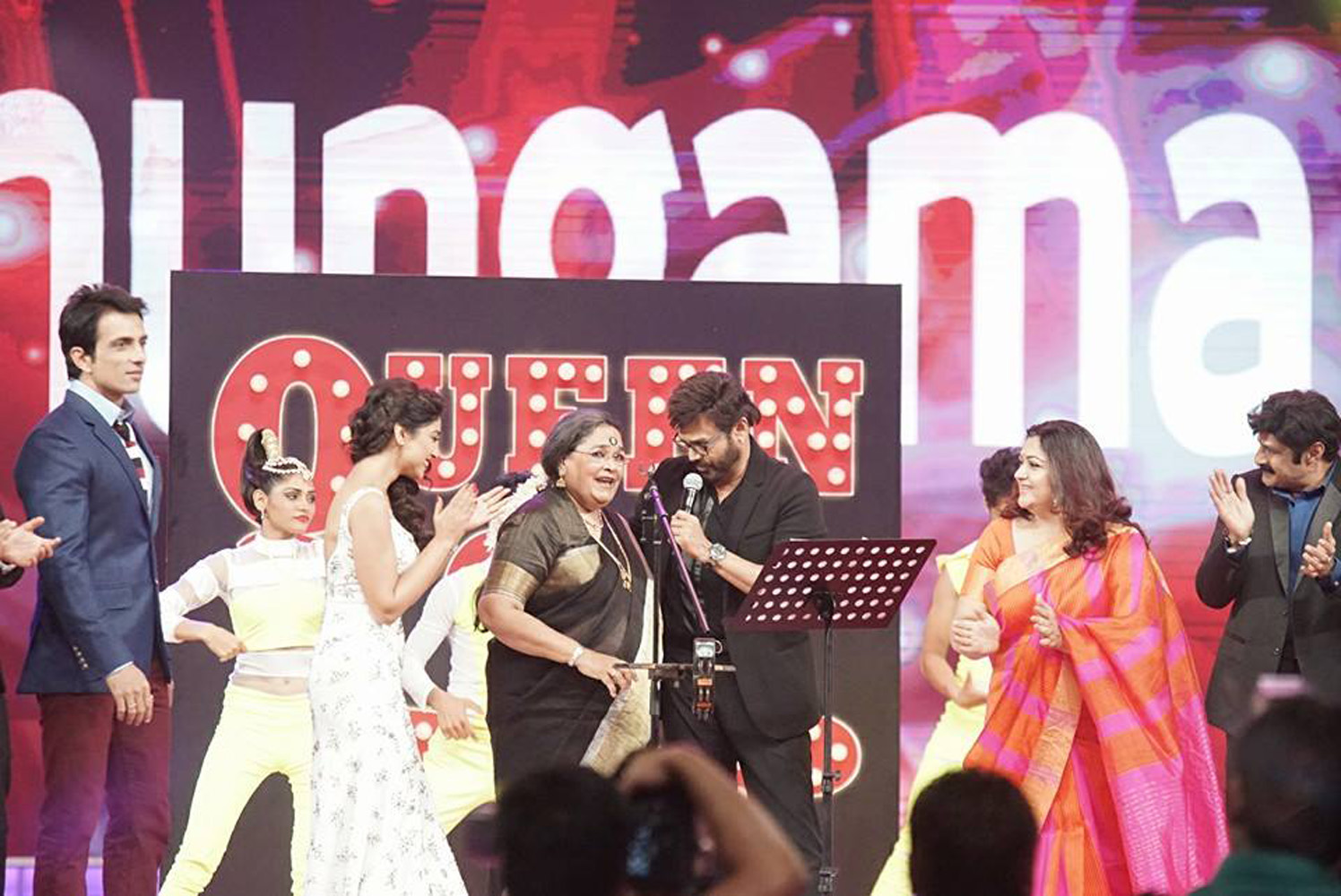 https://onlookersmedia.in/wp-content/uploads/2015/09/SIIMA-awards-2015-stills-photos-13.jpg