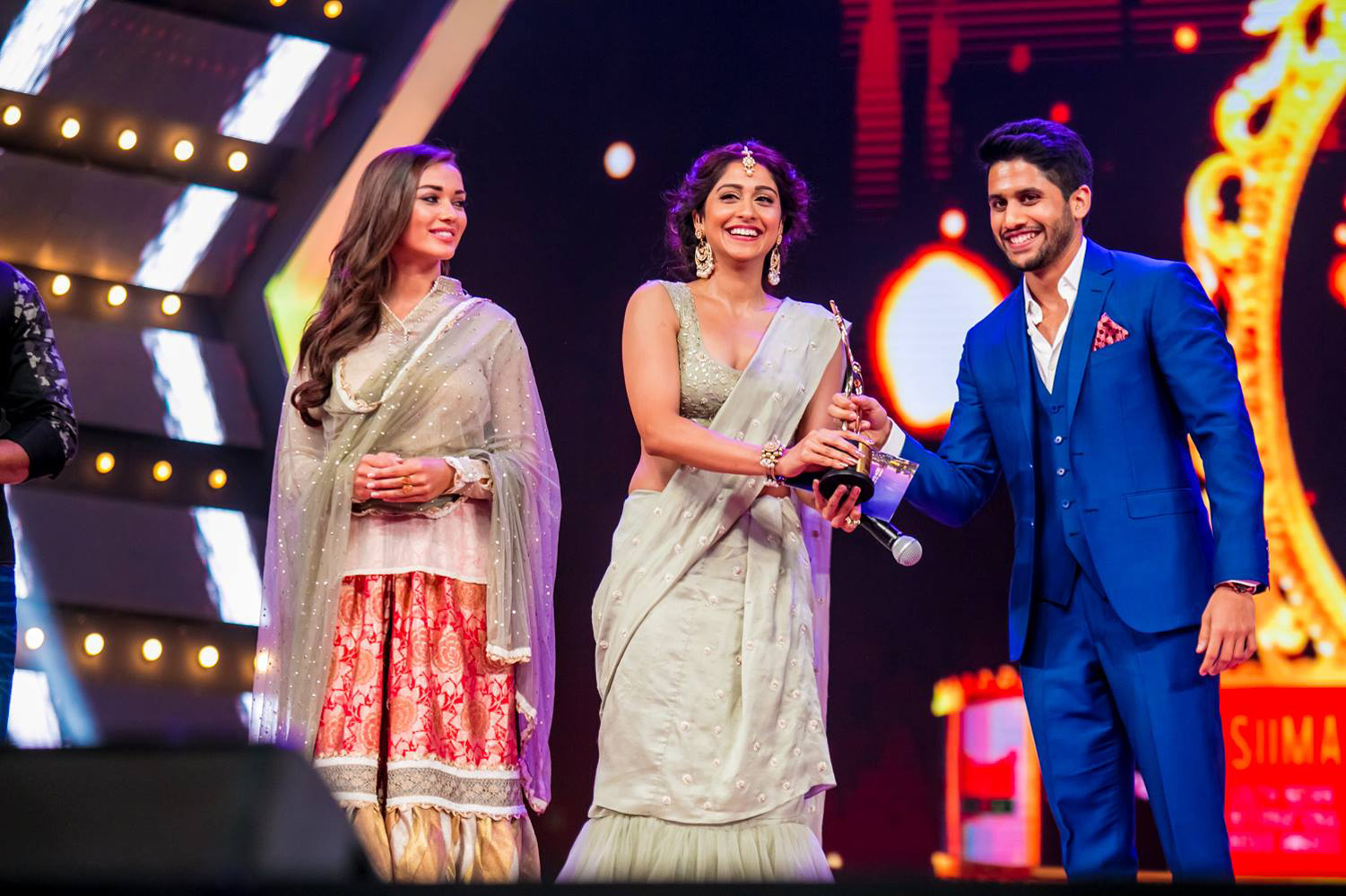 https://onlookersmedia.in/wp-content/uploads/2015/09/SIIMA-awards-2015-stills-photos-130.jpg