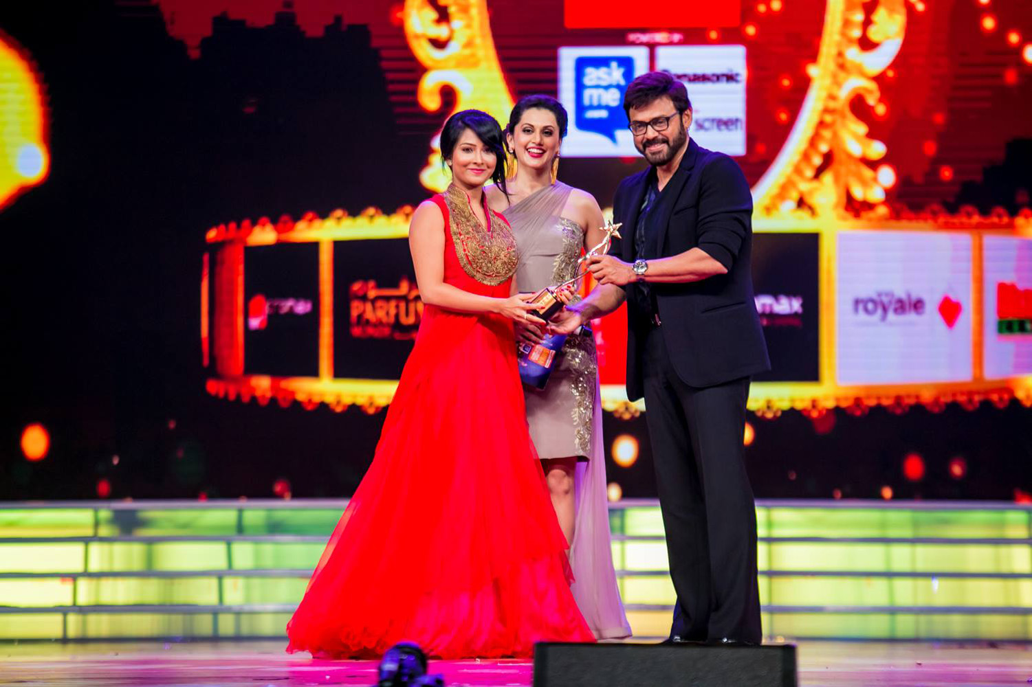https://onlookersmedia.in/wp-content/uploads/2015/09/SIIMA-awards-2015-stills-photos-133.jpg