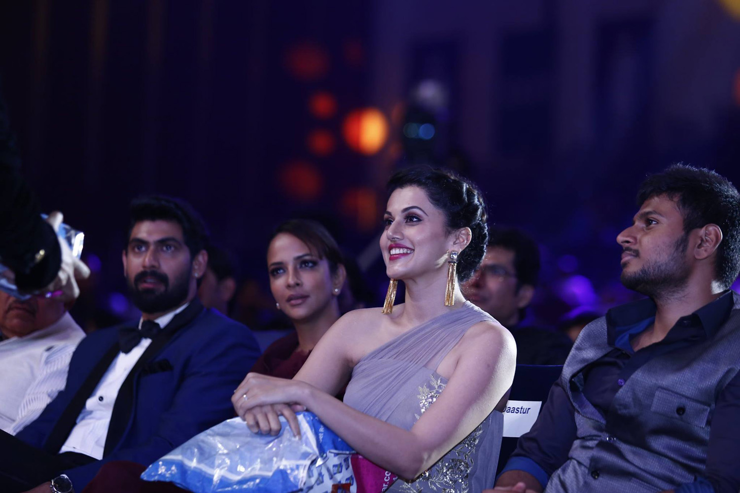 https://onlookersmedia.in/wp-content/uploads/2015/09/SIIMA-awards-2015-stills-photos-135.jpg