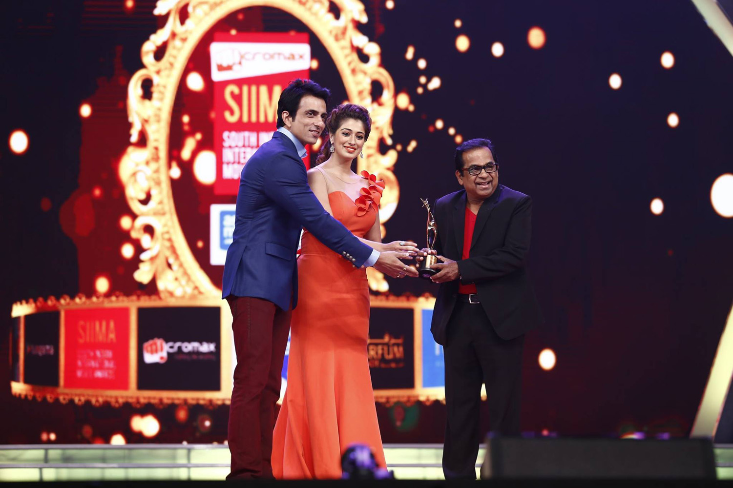 https://onlookersmedia.in/wp-content/uploads/2015/09/SIIMA-awards-2015-stills-photos-144.jpg