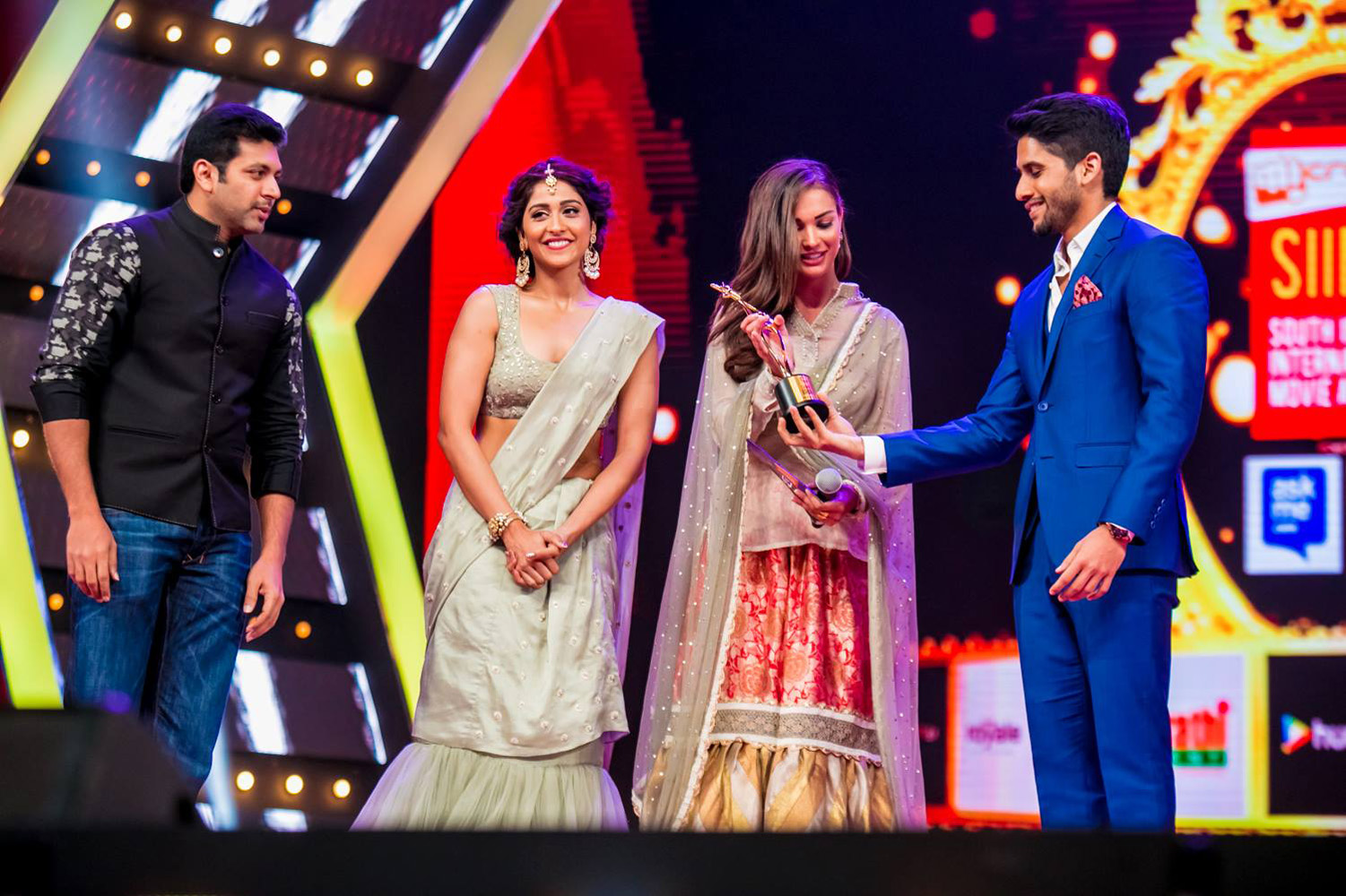 https://onlookersmedia.in/wp-content/uploads/2015/09/SIIMA-awards-2015-stills-photos-145.jpg