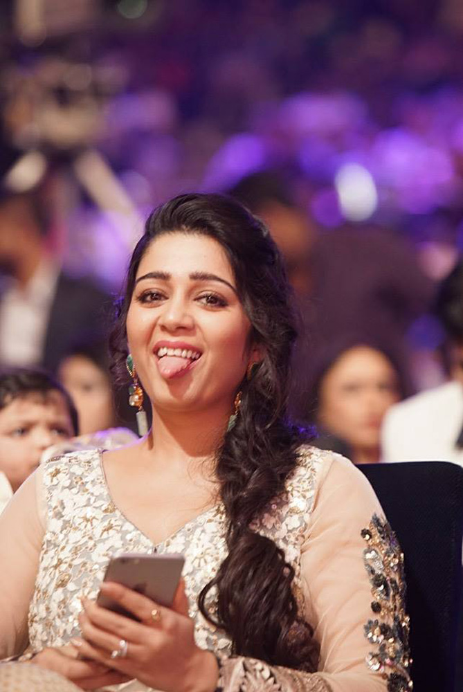 https://onlookersmedia.in/wp-content/uploads/2015/09/SIIMA-awards-2015-stills-photos-83.jpg