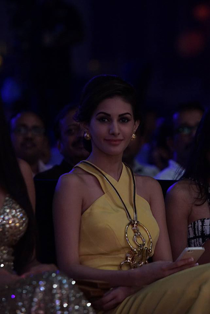https://onlookersmedia.in/wp-content/uploads/2015/09/SIIMA-awards-2015-stills-photos-9.jpg