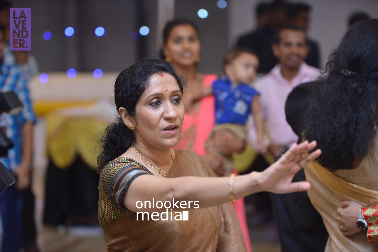 https://onlookersmedia.in/wp-content/uploads/2015/09/Singer-Sujatha-at-Najim-Arshad-Wedding-Reception-Stills-Photos-1.jpg