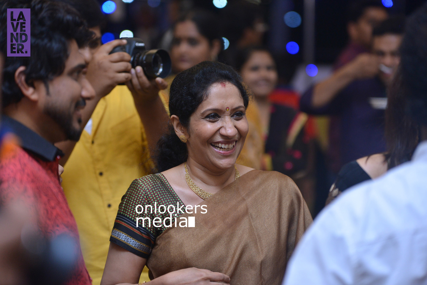 https://onlookersmedia.in/wp-content/uploads/2015/09/Singer-Sujatha-at-Najim-Arshad-Wedding-Reception-Stills-Photos-10.jpg