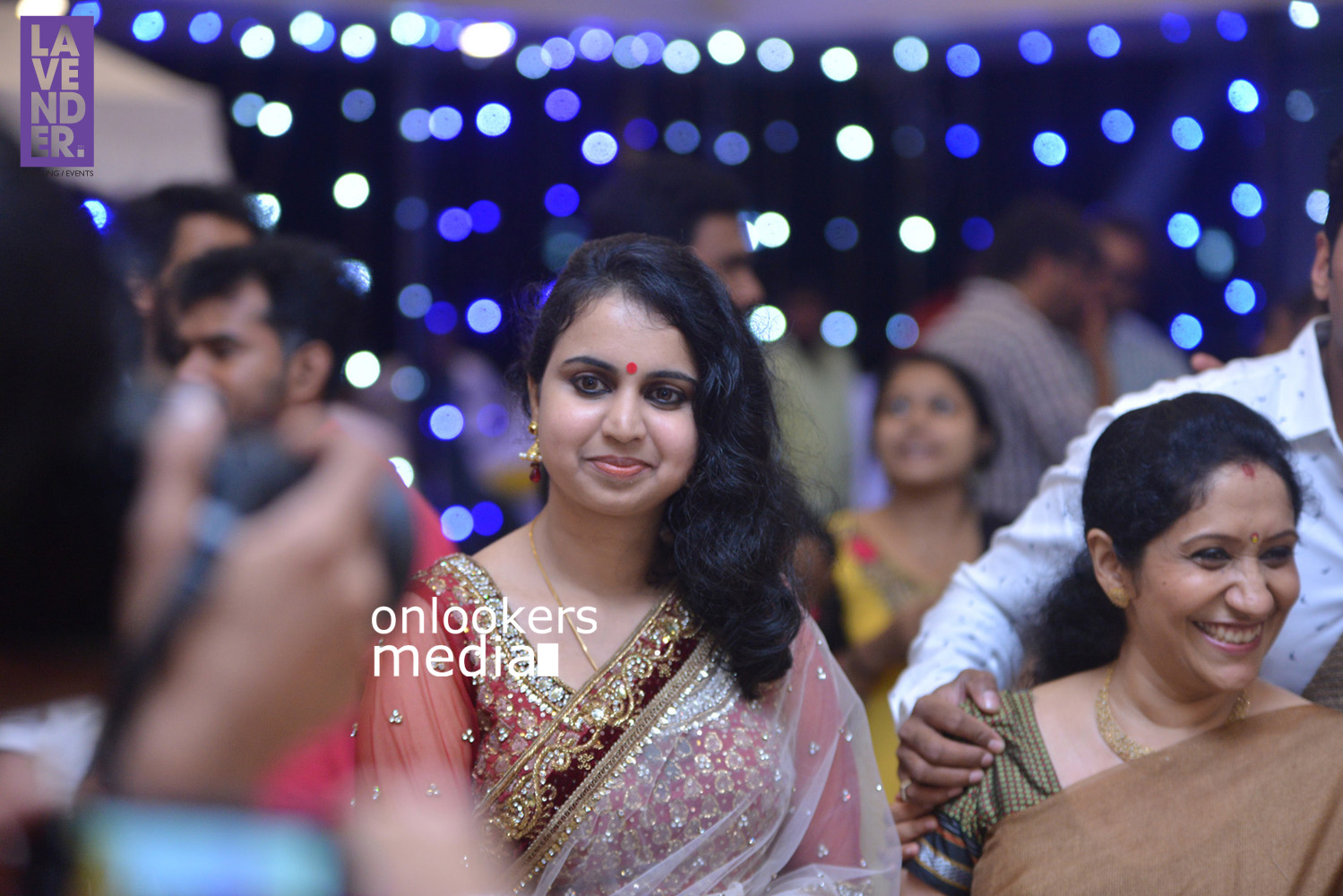https://onlookersmedia.in/wp-content/uploads/2015/09/Singer-Sujatha-at-Najim-Arshad-Wedding-Reception-Stills-Photos-7.jpg