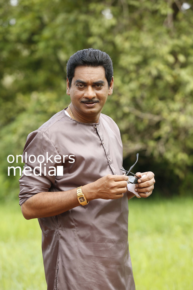 http://onlookersmedia.in/wp-content/uploads/2015/09/Sudheer-Karamana-in-Kohinoor-Malayalam-Movie-Stills-Photos-1.jpg
