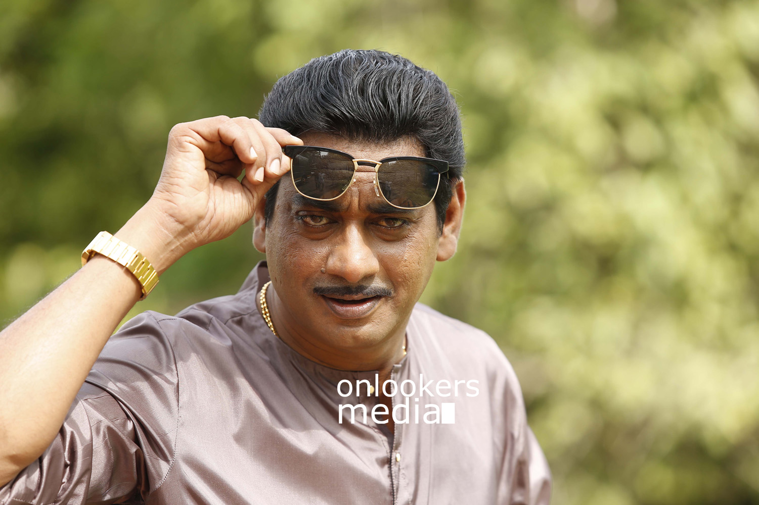 http://onlookersmedia.in/wp-content/uploads/2015/09/Sudheer-Karamana-in-Kohinoor-Malayalam-Movie-Stills-Photos-2.jpg