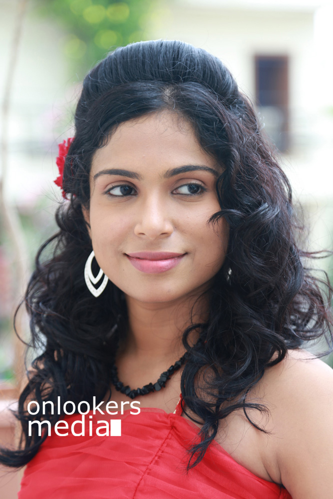 https://onlookersmedia.in/wp-content/uploads/2015/09/Vrushali-Gosavi-Photos-Stills-Srimathi-Bangaram-Actress-11.jpg