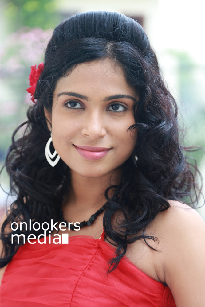 https://onlookersmedia.in/wp-content/uploads/2015/09/Vrushali-Gosavi-Photos-Stills-Srimathi-Bangaram-Actress-12.jpg